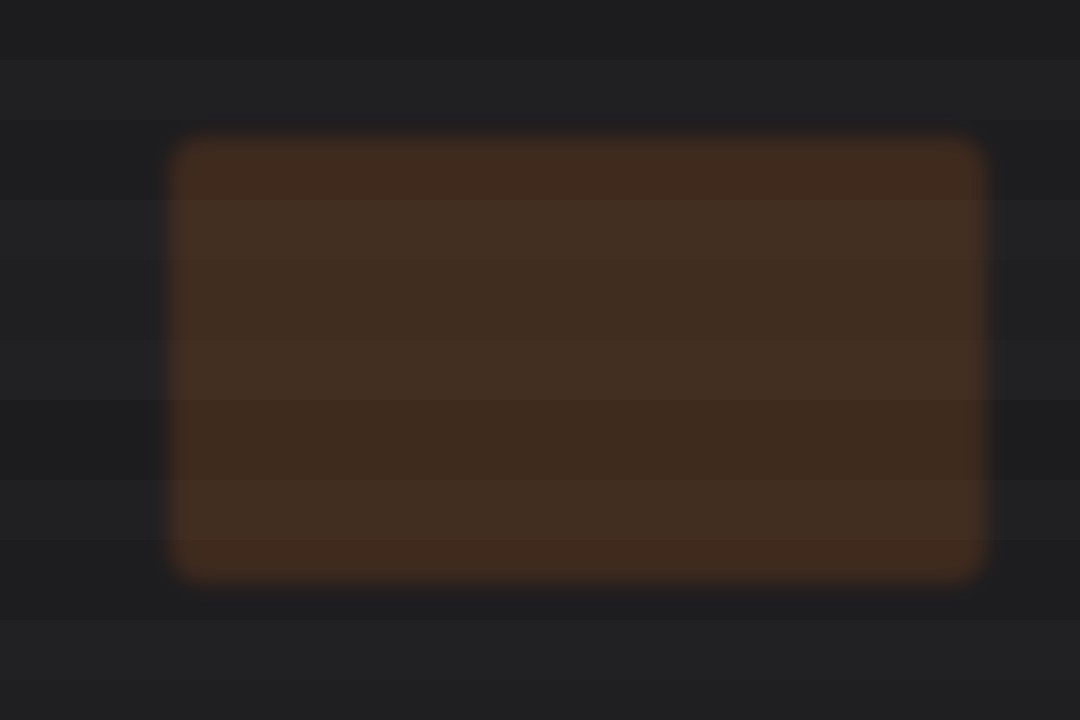İsti tonlarda sadə masa və işıq fonu